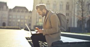 découvrez le mode de vie des digital nomads : travaillez à distance tout en explorant le monde. apprenez comment concilier carrière et voyage, les meilleures destinations pour les nomades numériques, et les astuces pour vivre cette aventure enrichissante.