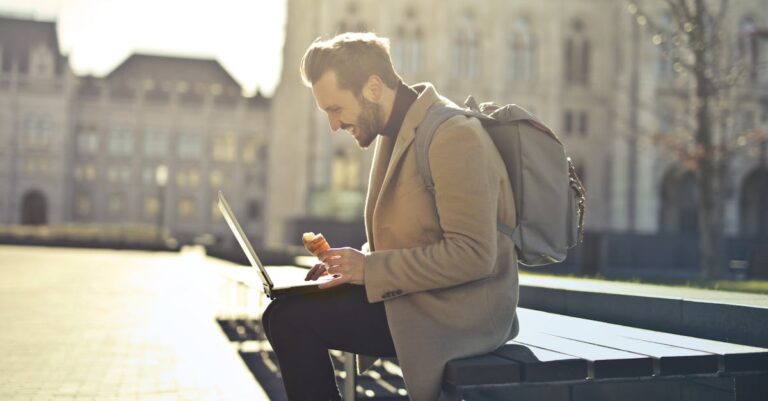découvrez le mode de vie des digital nomads : travaillez à distance tout en explorant le monde. apprenez comment concilier carrière et voyage, les meilleures destinations pour les nomades numériques, et les astuces pour vivre cette aventure enrichissante.