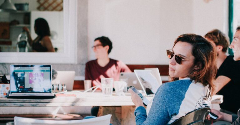 découvrez le monde des entrepreneurs nomades, ceux qui combinent liberté et travail en se déplaçant à travers le globe. inspirez-vous de leurs parcours, conseils et stratégies pour vivre une vie d'aventure tout en développant votre activité professionnelle.