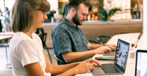 découvrez le mode de vie des digital nomads : travaillez de n'importe où dans le monde tout en explorant de nouvelles cultures. apprenez à concilier liberté et productivité grâce à nos conseils pratiques et ressources indispensables pour réussir votre aventure nomade.